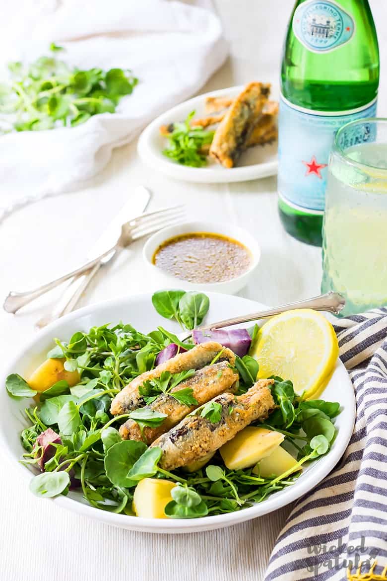 Fried sardine salad in a bowl