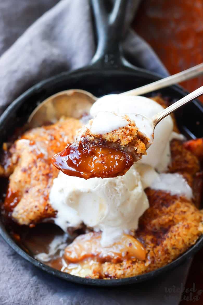 peach cobbler in an iron skillet ready to eat