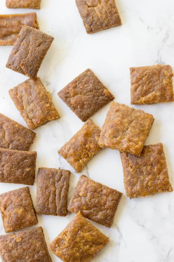 Paleo Cheez-Its! Just 4 ingredients stand between you and these Paleo crackers!