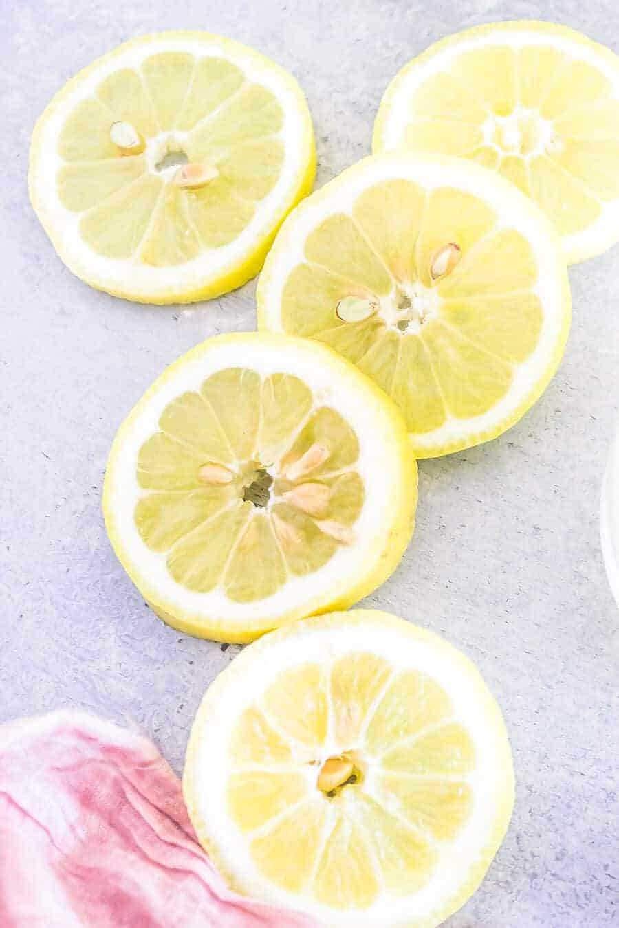 detox lemonade lemon slices 