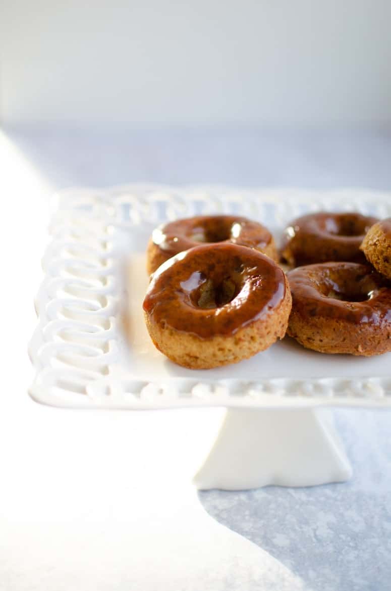 Maple glaseret Paleo Donut opskrift-forfra billede af glaserede Donuts på Kagestativ