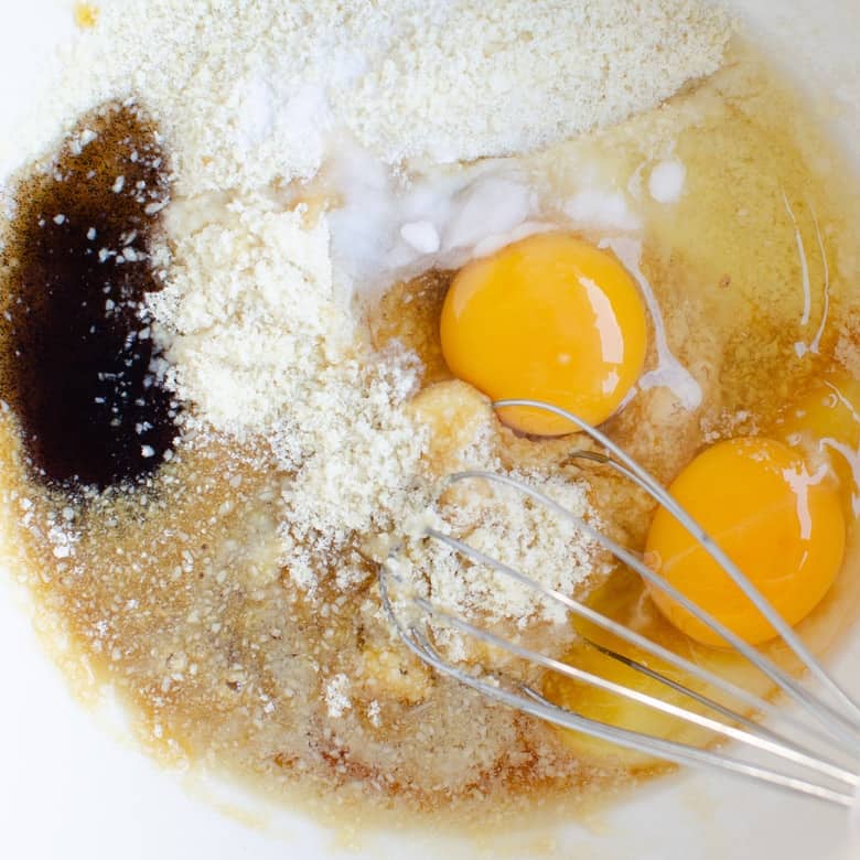  Ingrédients de la recette de Beignets Paléo glacés à l'érable - image aérienne des ingrédients dans un bol 