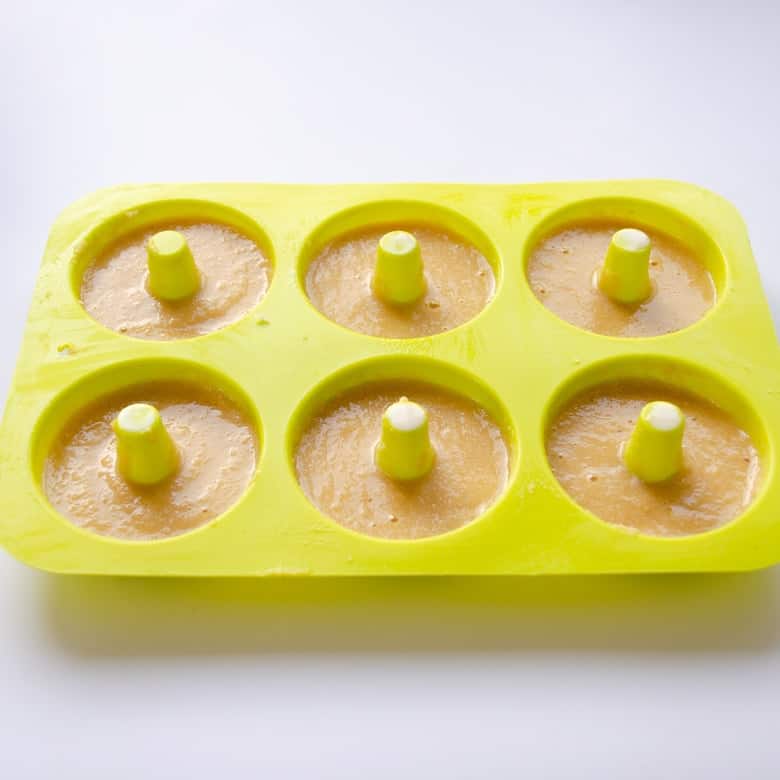 Maple Glazed Paleo Donut Recipe - Bild der Donutmischung in halb vollen Donutformen