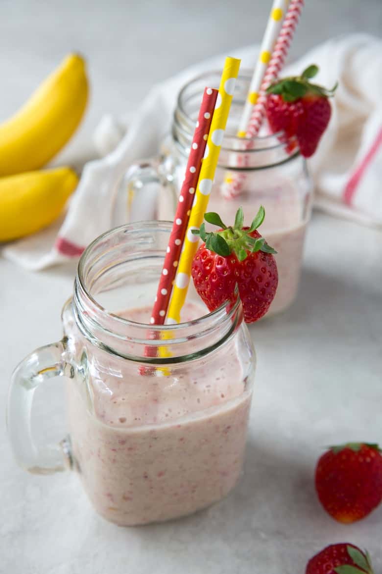 how to make strawberry banana smoothie in glasses